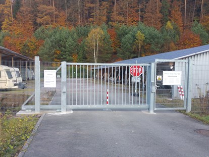 Abstellplatz - Bewachung: Videoüberwachung - Rheinland-Pfalz - Einfahrt, topografisch die einzige Zufahrtsmöglichkeit - Einstellplätze im Solarpark Dahn bei Firma Gethmann-Becker-Pötsch GbR