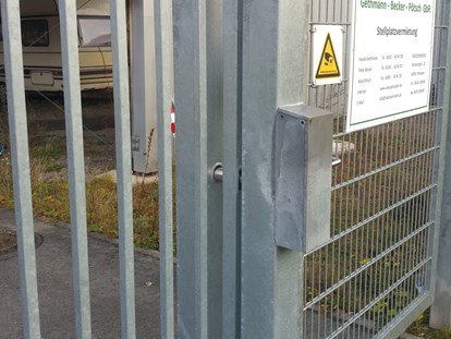 Abstellplatz - Bewachung: Videoüberwachung - Rheinland-Pfalz - Schlosskästen aus 15 mm dickem Stahl rechts und links vom Tor - Einstellplätze im Solarpark Dahn bei Firma Gethmann-Becker-Pötsch GbR