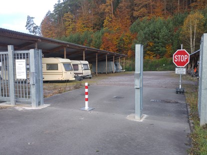 Abstellplatz - geeignet für: Reisemobile - Pfalz - Absperrbake zur Zufahrtskontrolle, Überwachungskamera oben links im Bild ersichtlich - Einstellplätze im Solarpark Dahn bei Firma Gethmann-Becker-Pötsch GbR