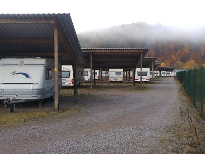 Abstellplatz - geeignet für: Reisemobile - Pfalz - Zufahrt zu den einzelnen Carport-Reihen - Einstellplätze im Solarpark Dahn bei Firma Gethmann-Becker-Pötsch GbR