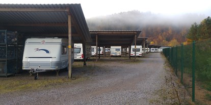 Abstellplatz - geeignet für: Reisemobile - Zufahrt zu den einzelnen Carport-Reihen - Einstellplätze im Solarpark Dahn bei Firma Gethmann-Becker-Pötsch GbR