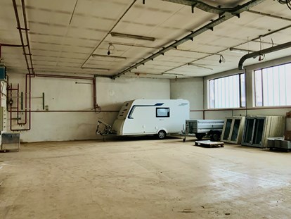 Abstellplatz - Art des Unterstellplatzes: Halle - Hartl Vermietung: Einstellplätze für Fahrzeuge aller Art und Lagerräume zu vermieten