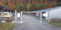 Abstellplatz - geeignet für: Reisemobile - Pfalz - Einfahrt, topografisch die einzige Zufahrtsmöglichkeit - Einstellplätze im Solarpark Dahn bei Firma Gethmann-Becker-Pötsch GbR