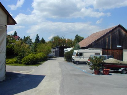 Abstellplatz - geeignet für: Reisemobile - Obergänserndorf - Die Ansicht gleich nach unserer Einfahrt. - Abstellplätze in 2111 Obergänserndorf