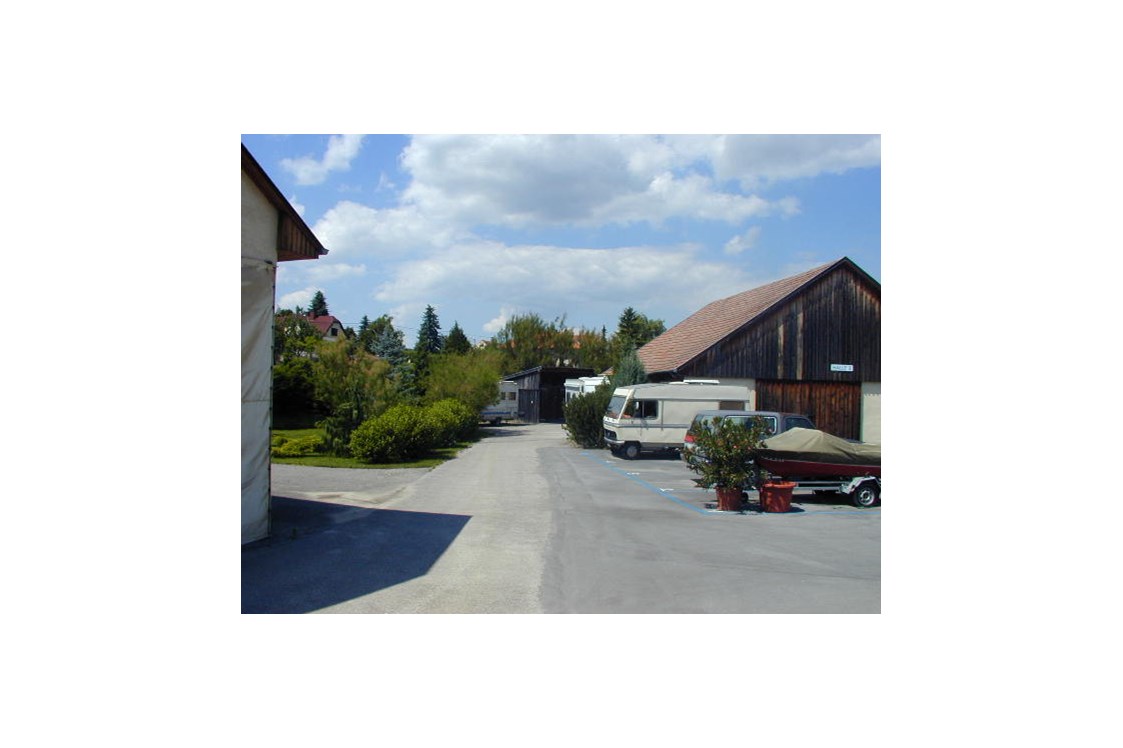Abstellplatz: Die Ansicht gleich nach unserer Einfahrt. - Abstellplätze in 2111 Obergänserndorf