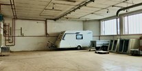 Abstellplatz - Art des Unterstellplatzes: befestigter Platz - Hartl Vermietung: Einstellplätze für Fahrzeuge aller Art und Lagerräume zu vermieten