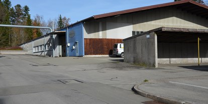 Abstellplatz - geeignet für: Reisemobile - Außenansicht Halle mit Einfahrtstor - Einstellhalle in 72213 Altensteig 