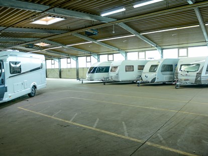 Abstellplatz - geeignet für: Autos - PLZ 59427 (Deutschland) - Unterstellplätze in Lagerhalle 