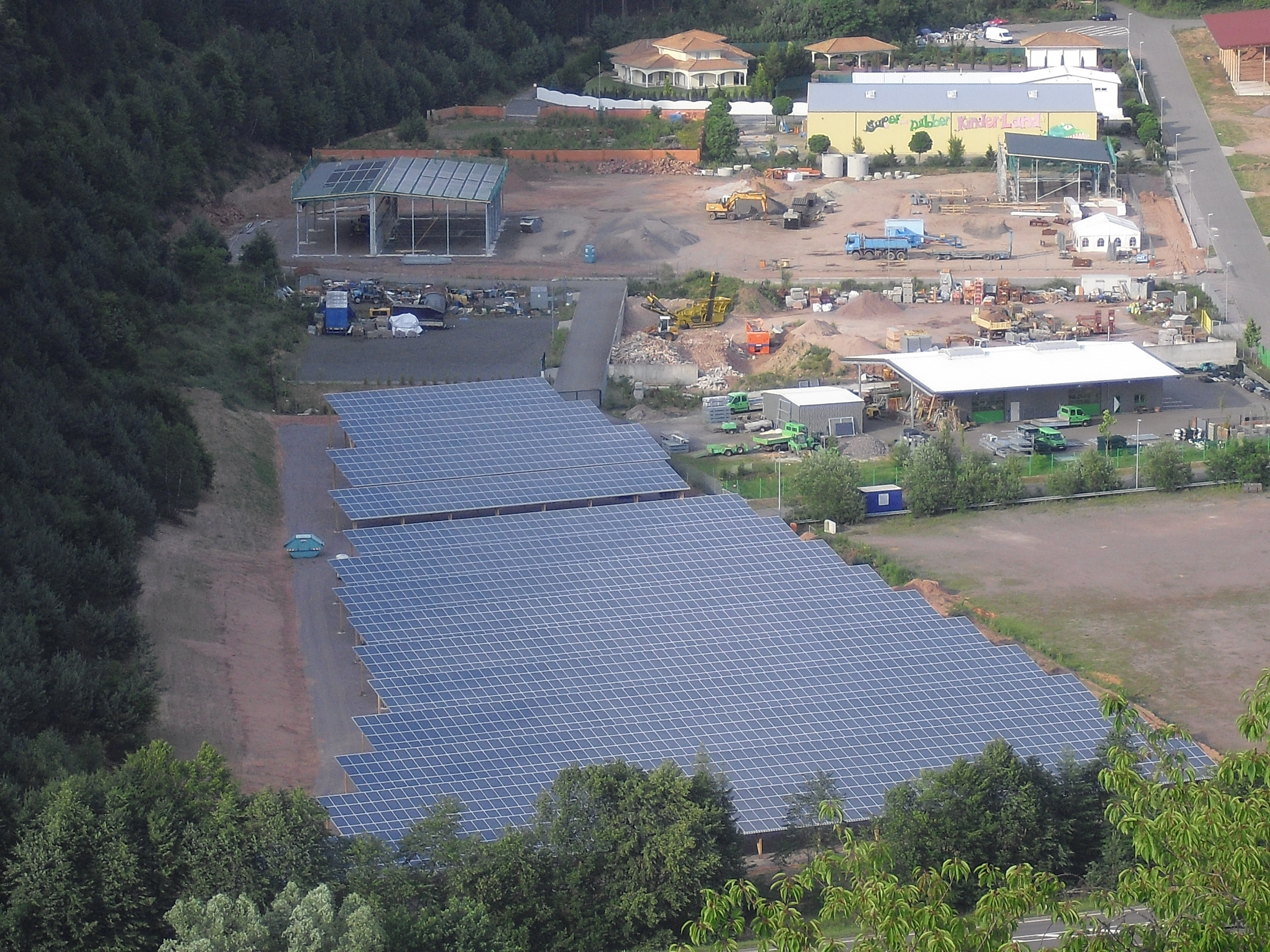 Abstellplatz: Stellplätze unter den Dächern der PV-Anlage oder in abgeschlossenen Hallen - Einstellplätze im Solarpark Dahn bei Firma Gethmann-Becker-Pötsch GbR
