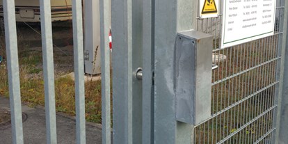 Abstellplatz - geeignet für: Oldtimer - Schlosskästen aus 15 mm dickem Stahl rechts und links vom Tor - Einstellplätze im Solarpark Dahn bei Firma Gethmann-Becker-Pötsch GbR