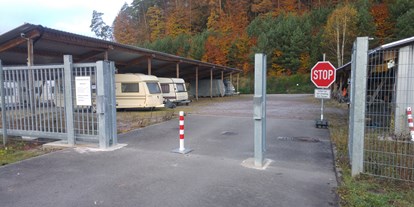 Abstellplatz - Rheinland-Pfalz - Absperrbake zur Zufahrtskontrolle, Überwachungskamera oben links im Bild ersichtlich - Einstellplätze im Solarpark Dahn bei Firma Gethmann-Becker-Pötsch GbR