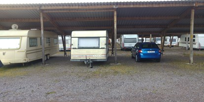 Abstellplatz - geeignet für: Wohnwagen - Jeder Carport ist 5 Meter breit und überdeckt eine Länge von 6,50 Meter - Einstellplätze im Solarpark Dahn bei Firma Gethmann-Becker-Pötsch GbR