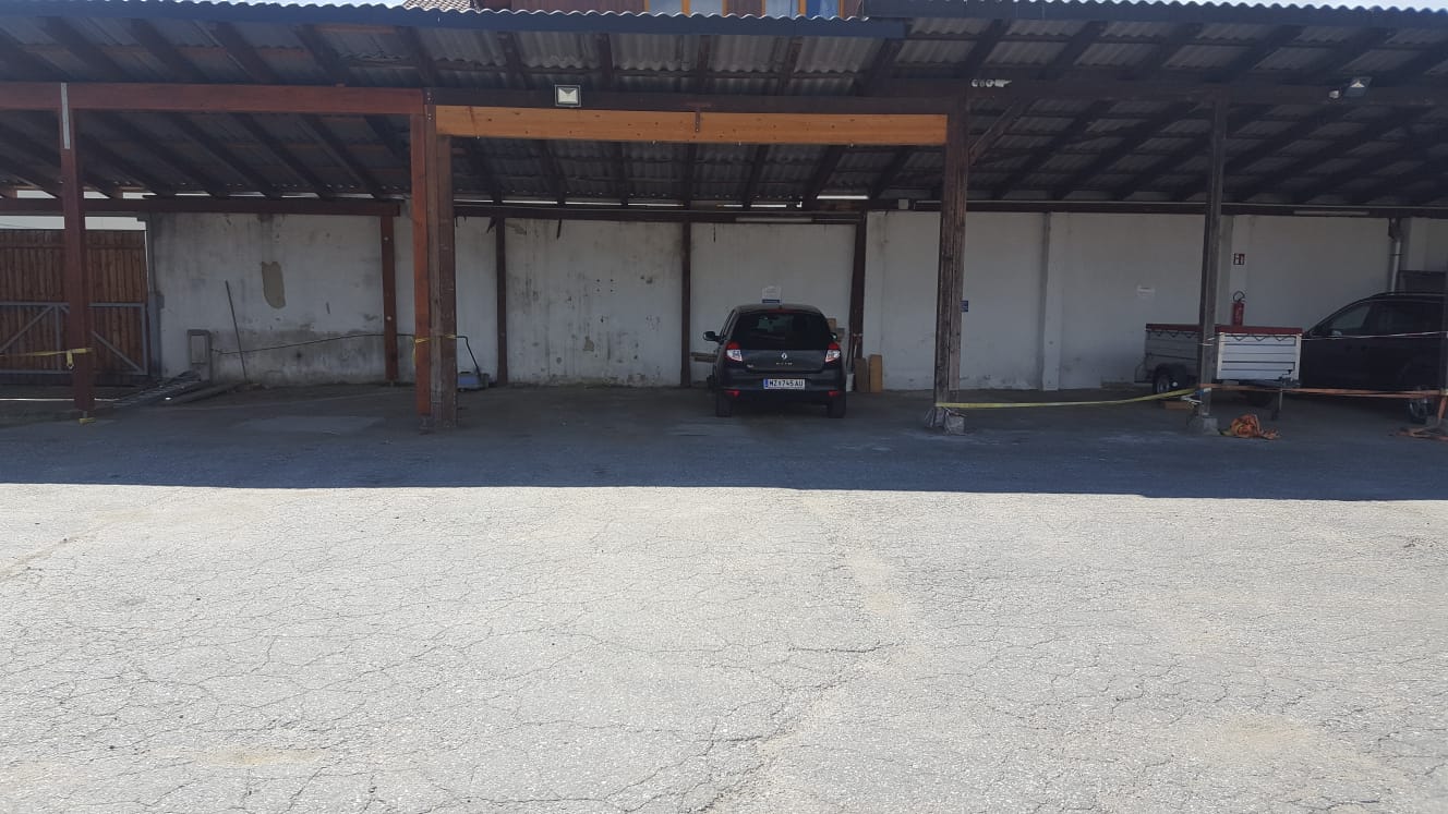 Abstellplatz: Überdachter Videoüberwachter Einstellplatz für Wohnwägen, Wohnmobile, PKW und Boote