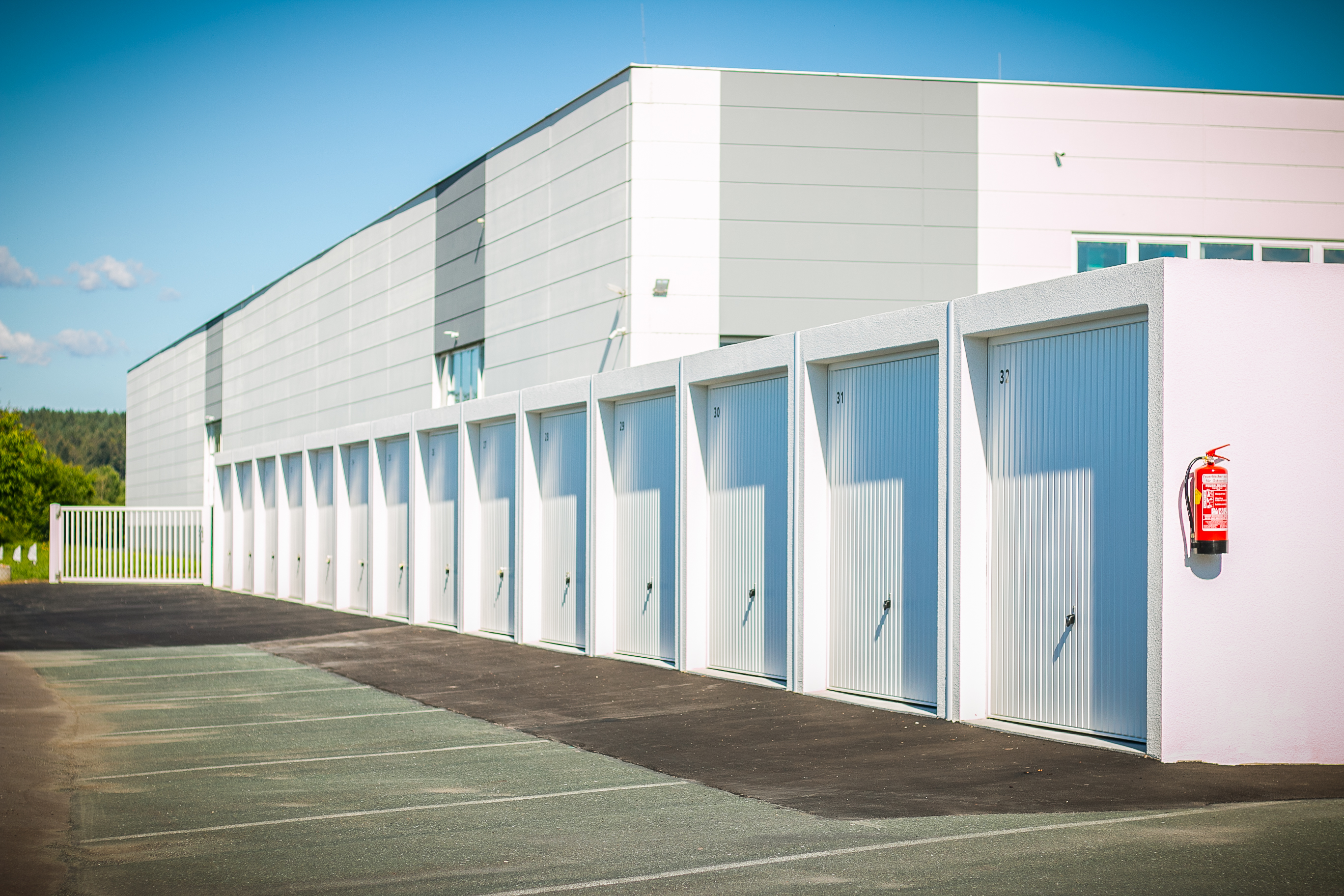 Abstellplatz: Ein Garagenplatz weißt eine Fläche von 18 m² auf und bietet Platz für ein Auto und eine Werkbank bzw. ein Motorrad. Die Garagen sind unzugänglich für Tiere und bieten Ihrem Liebling eine gepflegte staubfreie Unterkunft. Die Größe einer Garage beläuft sich auf 18 m² (6m x 3m x 2,44m). Jede Garage verfügt über drei 220V Steckdosen und automatischer Beleuchtung. Der Zugang zu den Garagen ist rund um die Uhr (24/7) möglich. Die Garagen befinden sich 2 Minuten von der Autobahnabfahrt Oberwart [A2] entfernt. Die Zufahrt zu den Garagen ist asphaltiert. Das Grundstück ist durch ein automatisches Einfahrtstor und Videoüberwachung gesichert.  - Garagen, Lagercontainer und Hallenflächen 