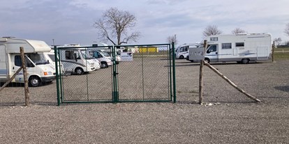 Abstellplatz - geeignet für: Reisemobile - PLZ 2281 (Österreich) - Eingezäunter und videoüberwachter Abstellplatz in Raasdorf 
