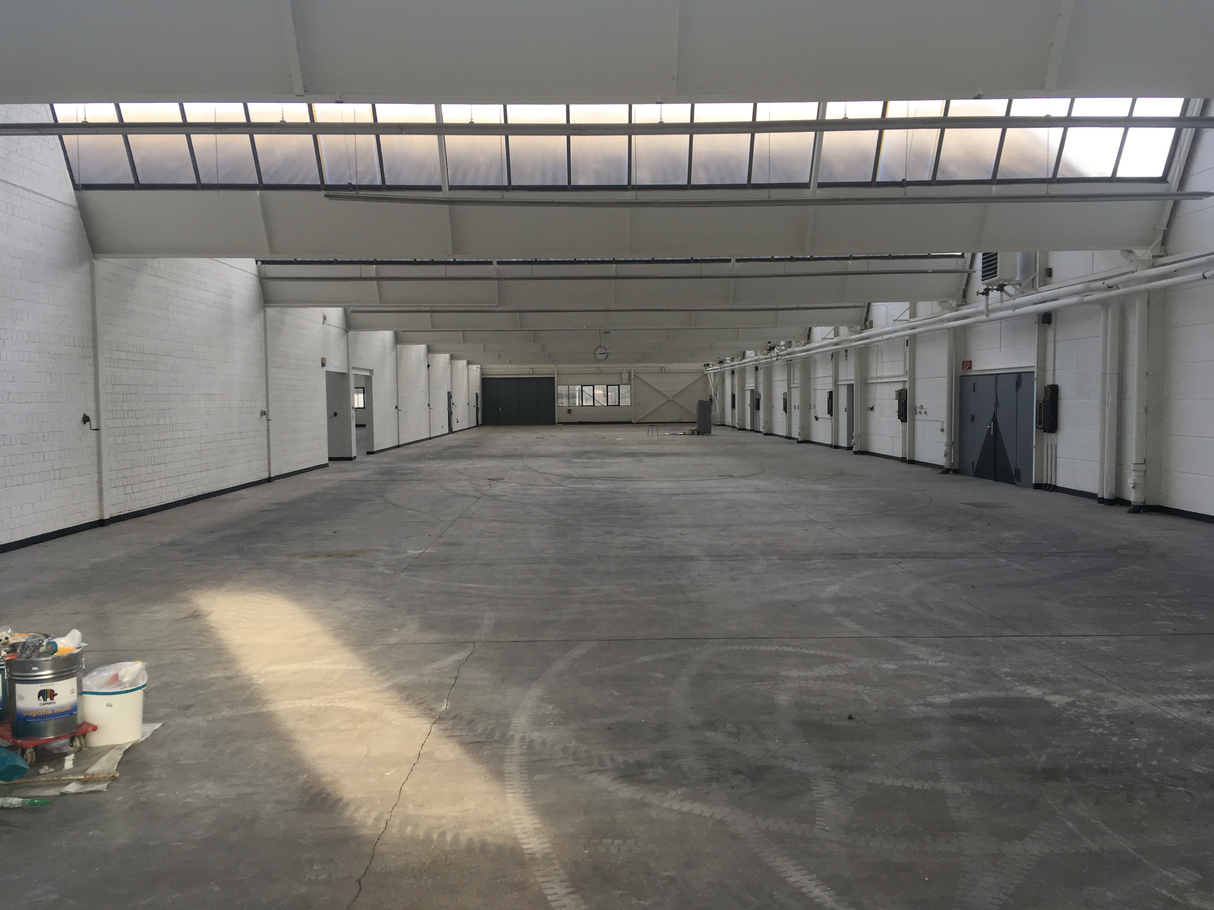 Abstellplatz: Innenansicht
68 m lang 15 m breit - Wohnmobil Stellplatz in Lagerhalle, überdachter Stellplatz