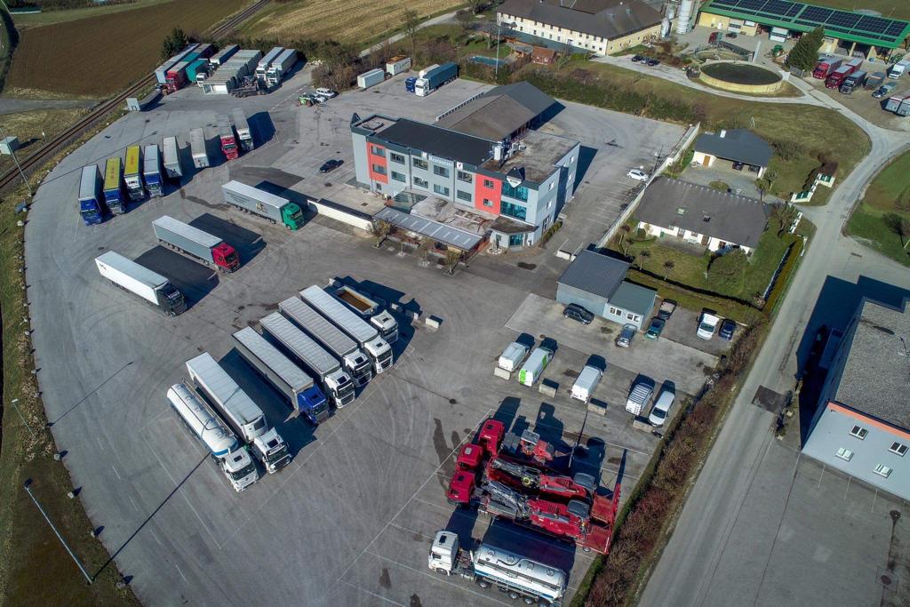 Abstellplatz: Einstellplatz beim Gewerbepark B138