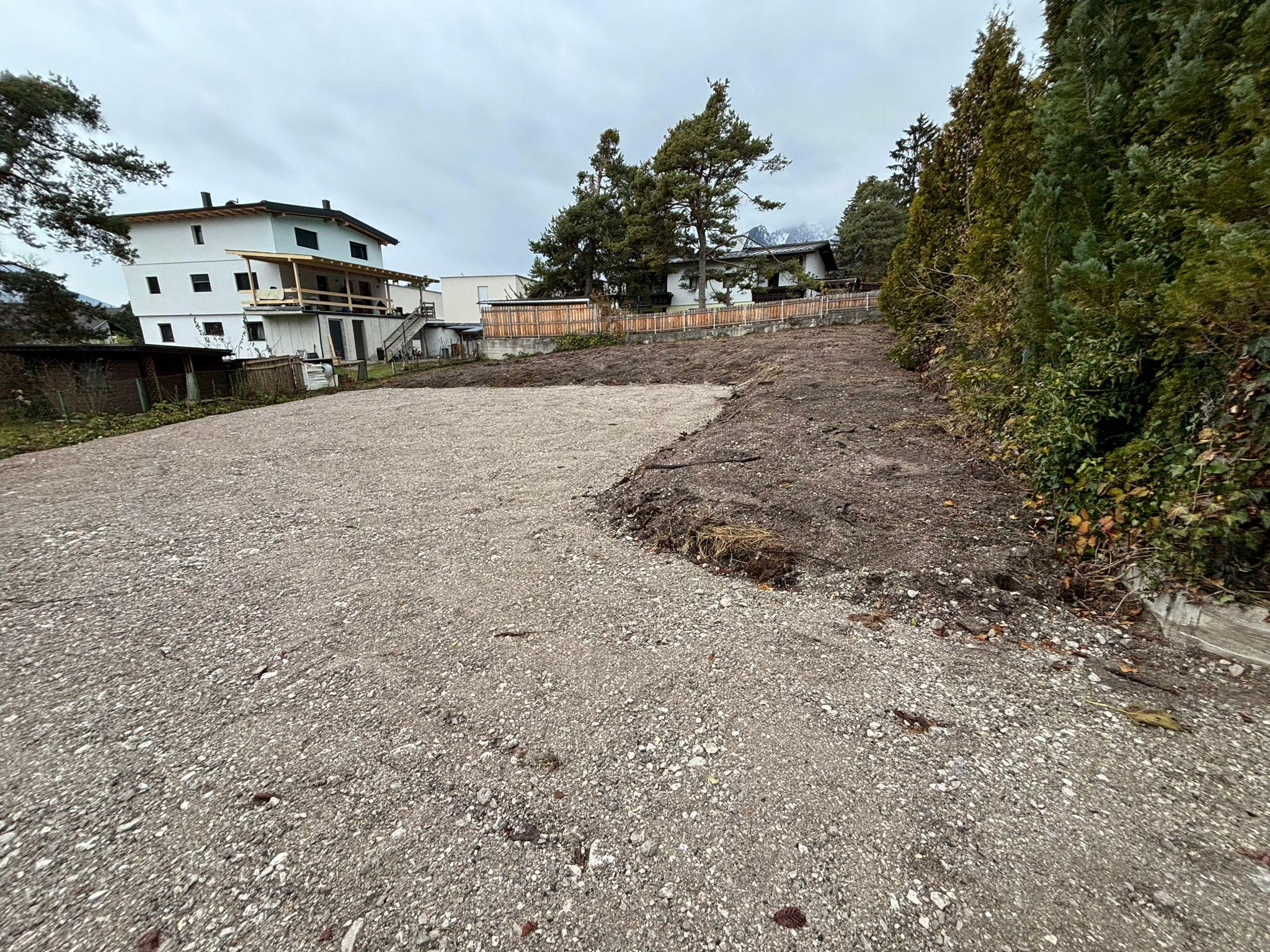 Abstellplatz: Grosszügiger Abstellplatz in Telfs, privat und geschützt, für nur 4 Fahrzeuge