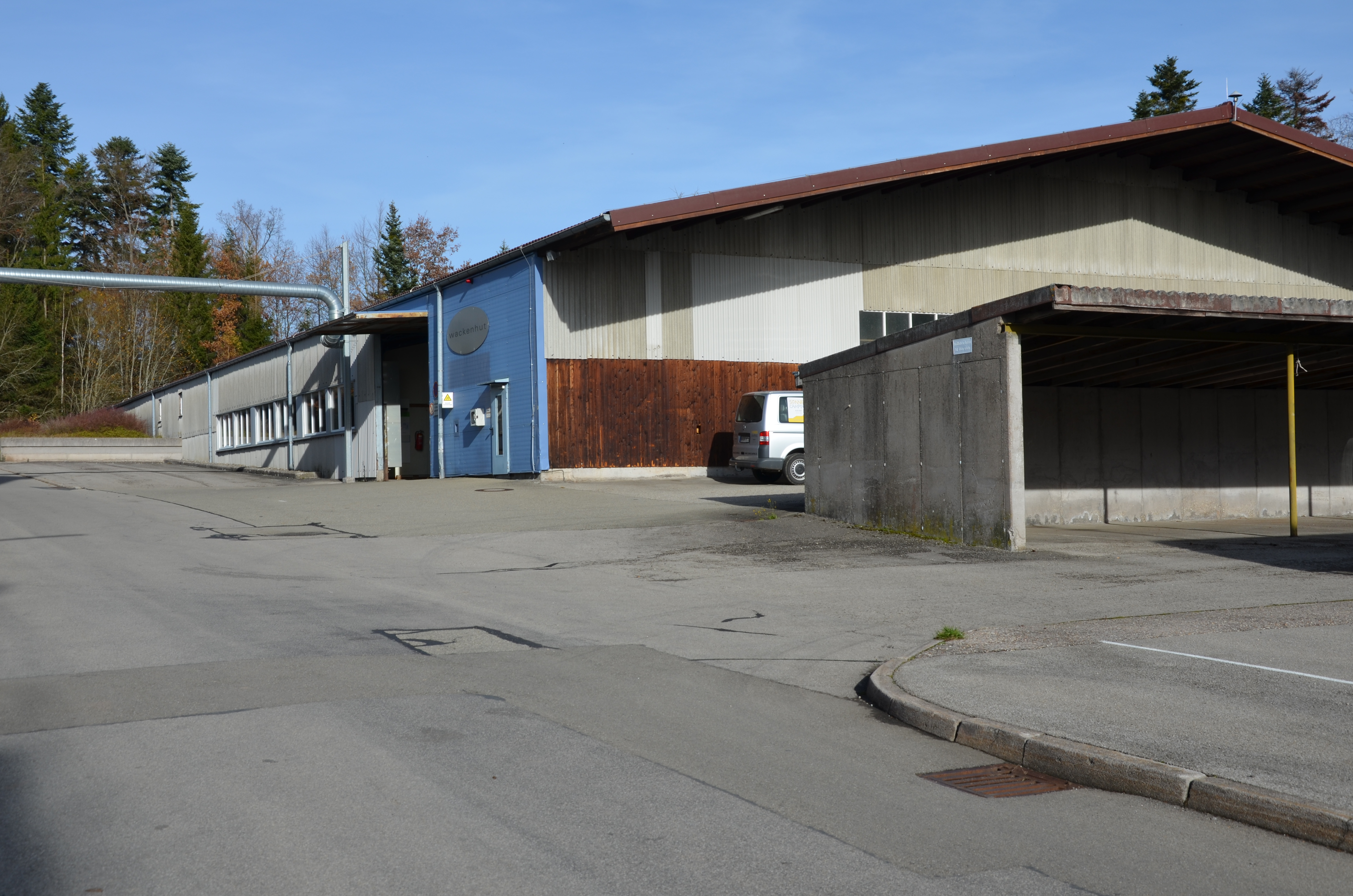 Einstellplatz: Außenansicht Halle mit Einfahrtstor - Einstellhalle in 72213 Altensteig 