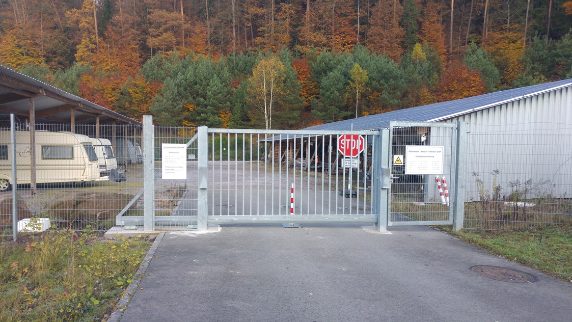 Einstellplatz: Einfahrt, topografisch die einzige Zufahrtsmöglichkeit - Einstellplätze im Solarpark Dahn bei Firma Gethmann-Becker-Pötsch GbR