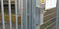 Abstellplatz - geeignet für: Wohnwagen - Schlosskästen aus 15 mm dickem Stahl rechts und links vom Tor - Einstellplätze im Solarpark Dahn bei Firma Gethmann-Becker-Pötsch GbR