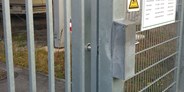 Abstellplatz - Bewachung: Alarmanlage - Schlosskästen aus 15 mm dickem Stahl rechts und links vom Tor - Einstellplätze im Solarpark Dahn bei Firma Gethmann-Becker-Pötsch GbR