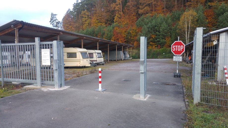 Einstellplatz: Absperrbake zur Zufahrtskontrolle, Überwachungskamera oben links im Bild ersichtlich - Einstellplätze im Solarpark Dahn bei Firma Gethmann-Becker-Pötsch GbR