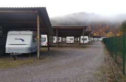 Einstellplatz: Zufahrt zu den einzelnen Carport-Reihen - Einstellplätze im Solarpark Dahn bei Firma Gethmann-Becker-Pötsch GbR
