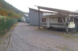 Einstellplatz: Zufahrt zu den Fahrzeughallen - Einstellplätze im Solarpark Dahn bei Firma Gethmann-Becker-Pötsch GbR