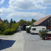 Einstellplatz - Die Ansicht gleich nach unserer Einfahrt. - Abstellplätze in 2111 Obergänserndorf