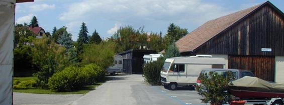 Abstellplatz: Die Ansicht gleich nach unserer Einfahrt. - Abstellplätze in 2111 Obergänserndorf