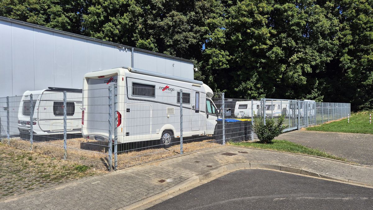 Abstellplatz - Art des Abstellplatzes: befestigter Platz - Niederrhein - Aussengelände 2 - Volta-Park Bergheim