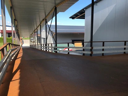 Abstellplatz - geeignet für: Anhänger - Schweiz - Breite Auffahrt zur Camperhalle 3 - Einstellplatz Wohnmobile,Wohnwagen, Boote, Fahrzeuge ect, plus Werkstattboxen