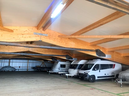 Abstellplatz - geeignet für: Anhänger - Schweiz - Camperhalle 2 - Einstellplatz Wohnmobile,Wohnwagen, Boote, Fahrzeuge ect, plus Werkstattboxen