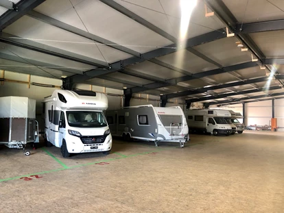 Abstellplatz - geeignet für: Anhänger - Schweiz - Camperhalle 3 - Einstellplatz Wohnmobile,Wohnwagen, Boote, Fahrzeuge ect, plus Werkstattboxen