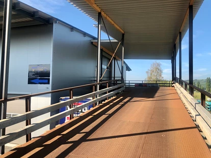 Abstellplatz - geeignet für: Anhänger - Schweiz - Rampe Auffahrt Camperhalle 3 - Einstellplatz Wohnmobile,Wohnwagen, Boote, Fahrzeuge ect, plus Werkstattboxen
