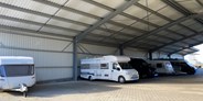 Abstellplatz - Oberbayern - Einstellplatz für Wohnwagen/Wohnmobile in überdachtem Wohnmobileparkplatz zu vermieten. 94542 Haarbach, Kroissen 9. Bei Fragen bitte tel. kontaktieren Tel. 0157 32701272 