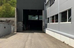 Einstellplatz: Zufahrt - Sektionaltor automatisch - Einstellplätze in Thayngen für Wohnmobile, Boote und Fahrzeuge!