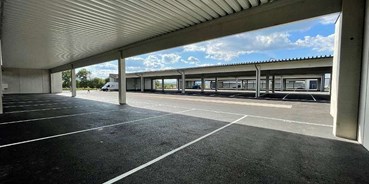 Abstellplatz - Art des Stellplatz: Carport - Einstellplätze überdacht, videoüberwacht für Wohnmobile,Boote,LKW´s etc., Bezirk Wiener Neustadt