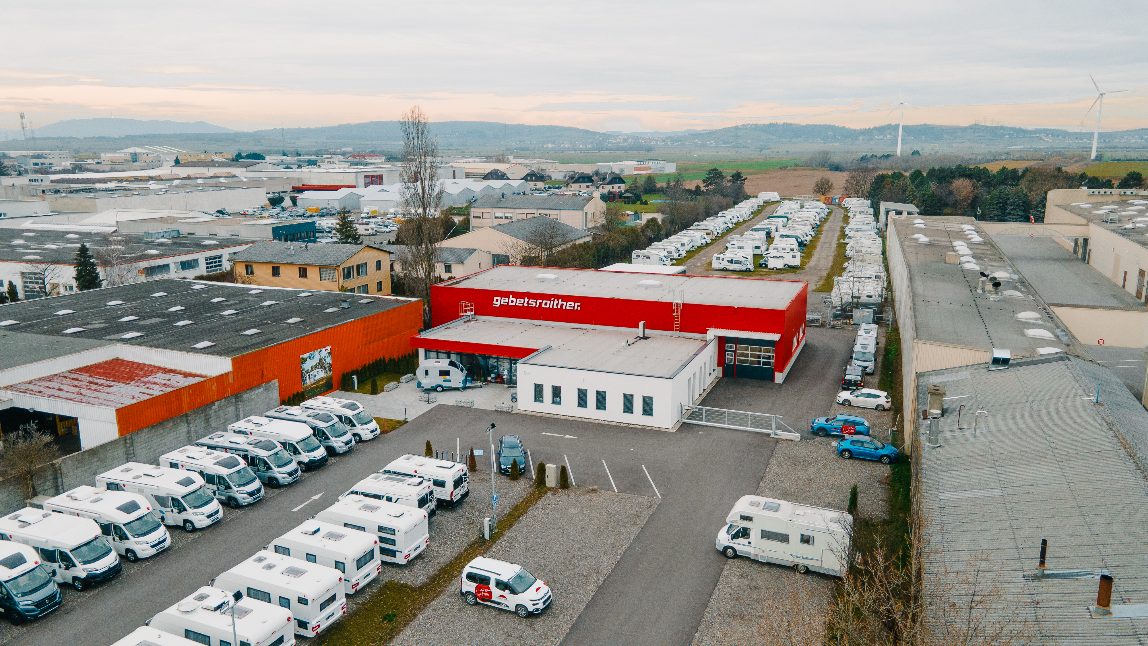 Abstellplatz - Waschservice - Weinviertel - vorne. Verkaufsbereich
hinten: Abstellplätze - Dauer Abstellplatz für Camper in Hagenbrunn/Wien nähe G3