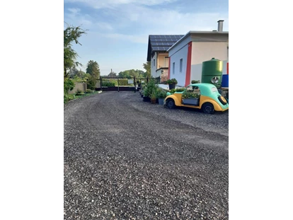 Abstellplatz - PLZ 2601 (Österreich) - Einfahrt mit elektrischen Tor, Videoüberwacht - Natur & Freizeit - Campingverein