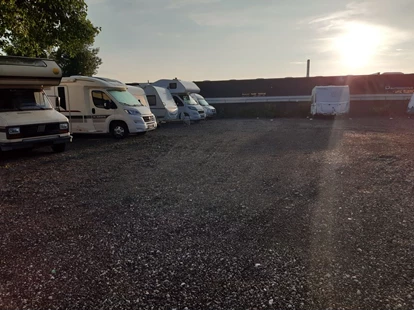 Abstellplatz - PLZ 2601 (Österreich) - 900m2 Abstellfläche, befestigter Untergrund - Natur & Freizeit - Campingverein