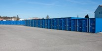 Abstellplatz - geeignet für: Oldtimer - Markt Allhau - Unsere Lagerboxen in Markt Allhau bieten die ideale Möglichkeit um zusätzlichen Stauraum zu schaffen. Die Lagercontainer befinden sich auf einem eingezäunten Gelände. Das eingezäunte Grundstück ist durch ein automatisches Einfahrtstor und eine Videoüberwachungsanalage gesichert. Das Gelände sowie die Zufahrt zu den Lagercontainern sind ebenerdig und asphaltiert und bieten somit eine sichere, barrierefreie & bequeme Zufahrt. Der Zugang zu den Lagerraum ist dank Schlüsselchip rund um die Uhr möglich. Die Lagercontainer befinden sich 2 Minuten von der Autobahnabfahrt Oberwart [A2] entfernt. Bei Bedarf können wir einen Abhol- und Rückbrinngservice für Sie Organisieren.  - Garagen, Lagercontainer und Hallenflächen 