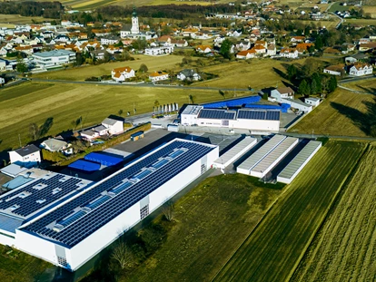 Abstellplatz - geeignet für: Reisemobile - Südburgenland - Egal ob gewerblich oder privat, es kann auf einer Lagerfläche von einem m²  bis hin zu mehreren hundert Quadratmetern etwas verstaut werden. Beginnend von kleinen Paketen bis hin zur Europalette mit mehreren Tonnen Gewicht, steht Ihnen unser Lagerpersonal mit dementsprechenden Be- und Entlade-Service zur Verfügung. Für den Fall von Übersiedlungen oder spontanen Zwischenlagerungen von Möbeln oder ähnlichem bieten wir Ihnen auch den Transport von Ihrem Standort ins Lagercenter an bzw. den Rücktransport in Ihr neues Zuhause. Fragen Sie noch heute unverbindlich Ihre persönliche Lagerfläche an!  - Garagen, Lagercontainer und Hallenflächen