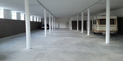 Abstellplatz - Garage einzeln versperrbar - Feldkirchen bei Mattighofen - Genug Platz für Wohnmobile und Wohnwägen - Dein Mietplatz 