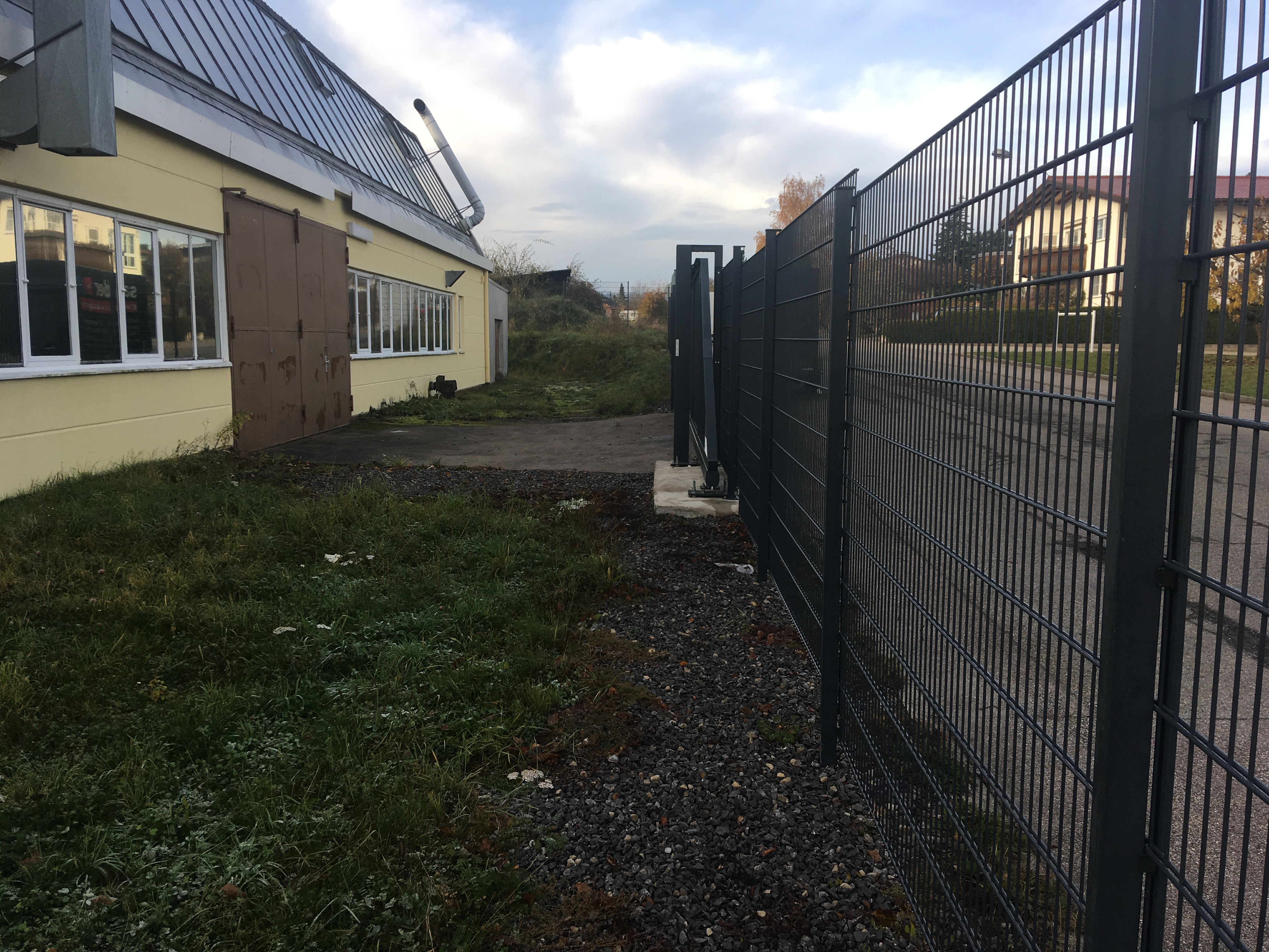 Abstellplatz - geeignet für: Oldtimer - Deutschland - 2 verschlossene Tore - Wohnmobil Stellplatz in Lagerhalle, überdachter Stellplatz
