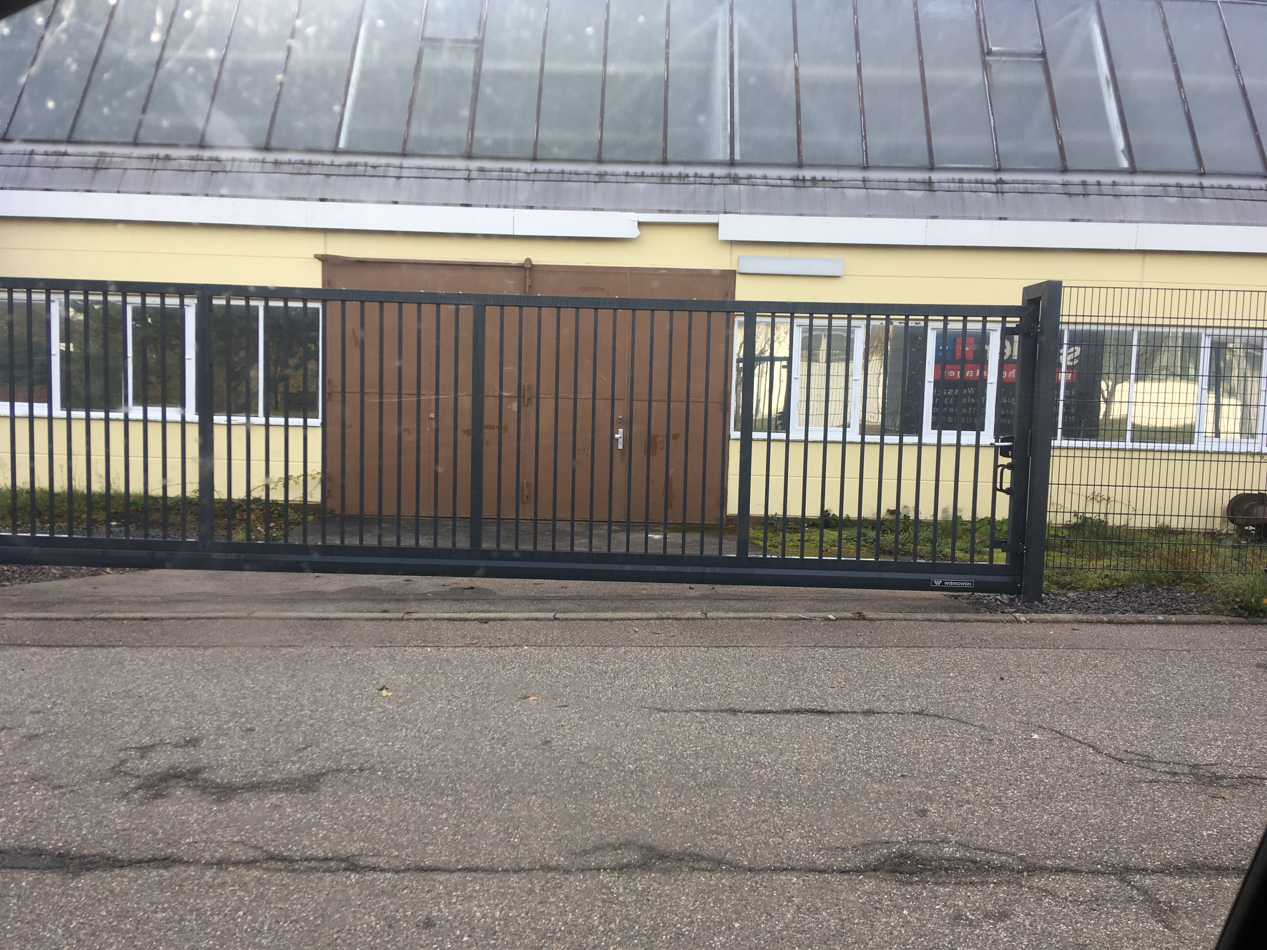 Abstellplatz - geeignet für: Oldtimer - Deutschland - 2 verschlossene Tore - Wohnmobil Stellplatz in Lagerhalle, überdachter Stellplatz