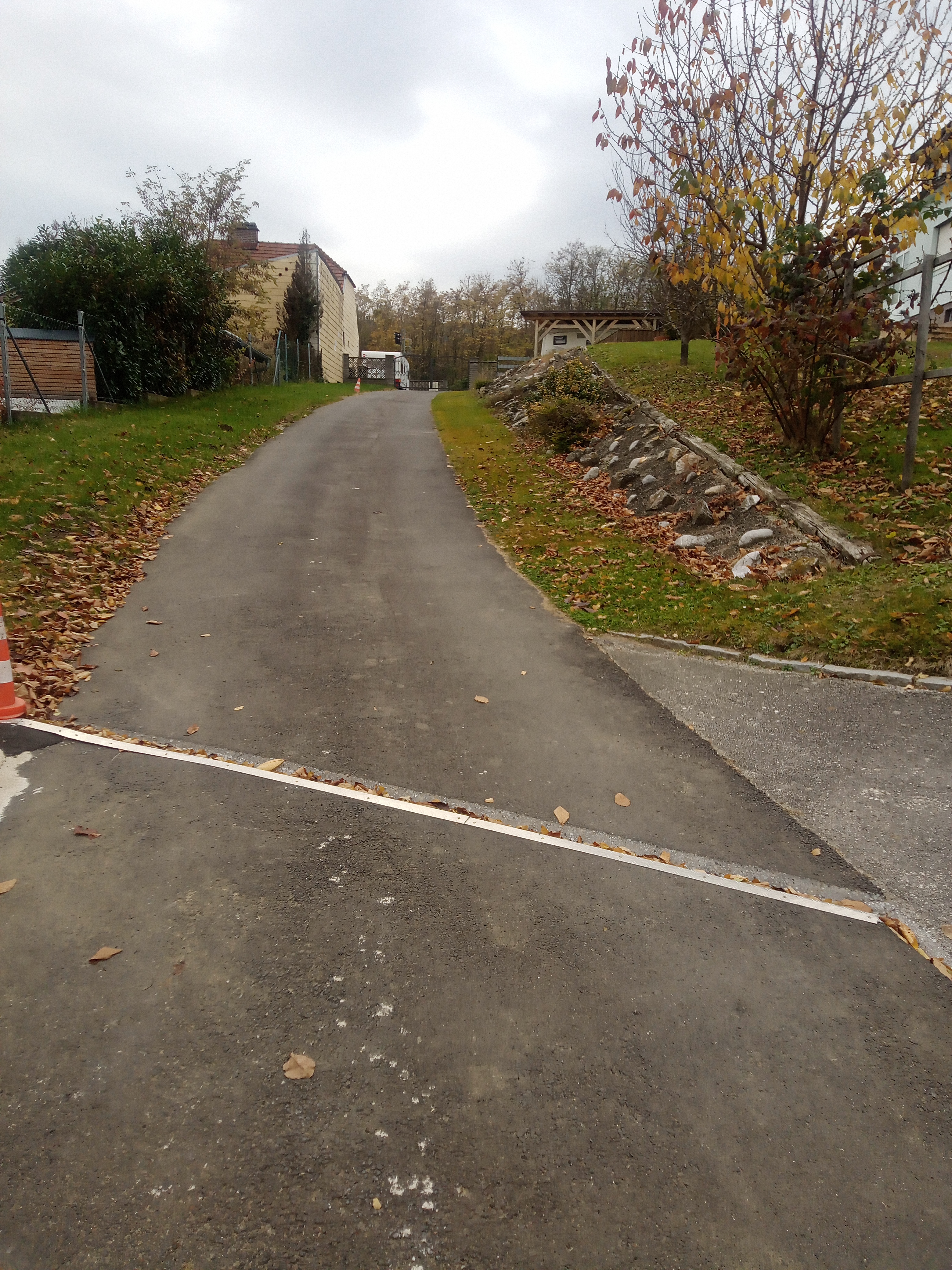 Abstellplatz - Bewachung: Videoüberwachung - Bad Sauerbrunn - Zufahrt mit Tor - Wohnmobil Einstellplätze + Lagerfläche S4