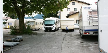 Abstellplatz - geeignet für: Reisemobile - Salzburg - Wir bieten auf unserem PKW-Anhänger Verkaufsgelände Abstellplätze für Wohnwagen, Wohnmobile, PKW-Anhänger und Bootsanhänger an. - Abstellplätze in Anif-Niederalm in Salzburg Süd