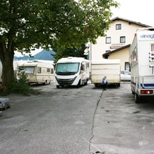 Abstellplatz: Wir bieten auf unserem PKW-Anhänger Verkaufsgelände Abstellplätze für Wohnwagen, Wohnmobile, PKW-Anhänger und Bootsanhänger an. - Abstellplätze in Anif-Niederalm in Salzburg Süd